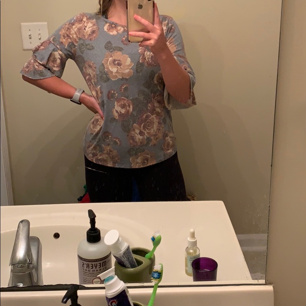 Comfy, cute loose fitting top with bow tie in back